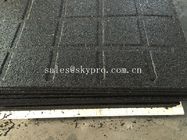 De antislip zwarte rubberbevloering van de betonmolenskruimel voor Speelplaats/tuin/park