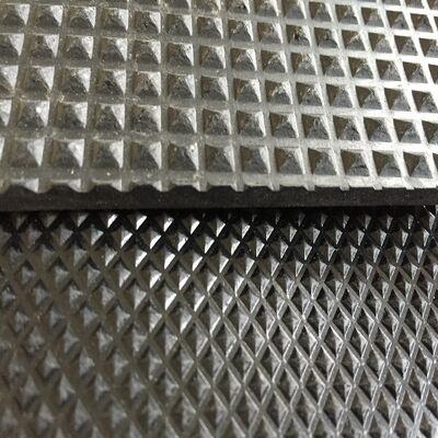 Anti-glijdende diamant en piramide textuur rubber mat 1.4M breedte SBR natuurlijke rubber vloer