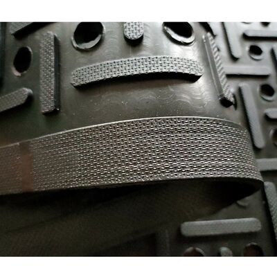 Antislip rubberen vloermat met drainagegaten voor natte ruimtes in industriële keukens en werkplaatsen